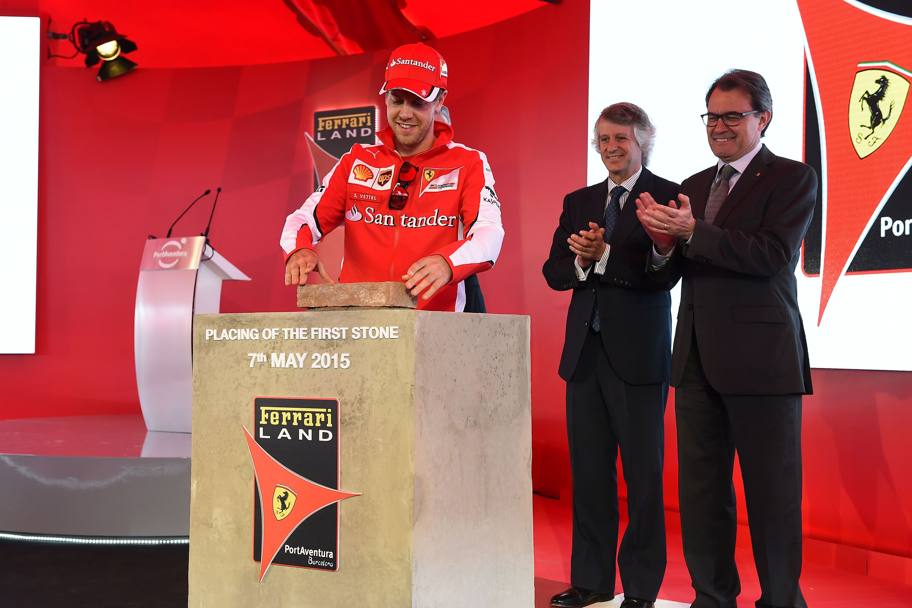 Sebastian Vettel ha posato gioved in Spagna la prima pietra del Ferrari Land, un nuovo Parco tematico del Cavallino che sar completato nel 2016 . Colombo